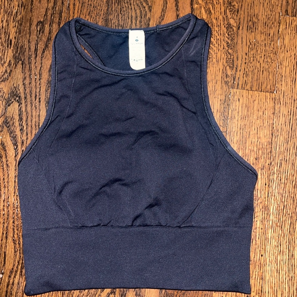 Black Lululemon Sports bra size 4 with built in bra paddings.